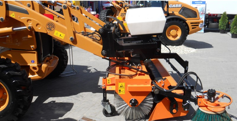 PRONAR Kehrmaschine / Sweeper / Balayeuse / Barredora / Spazzatrice / Подметальная машина / Zamiatarka 1,6 m - Hari - Põllutööseade: pilt 1 PRONAR Kehrmaschine / Sweeper / Balayeuse / Barredora / Spazzatrice / Подметальная машина / Zamiatarka 1,6 m - Hari - Põllutööseade: pilt 1