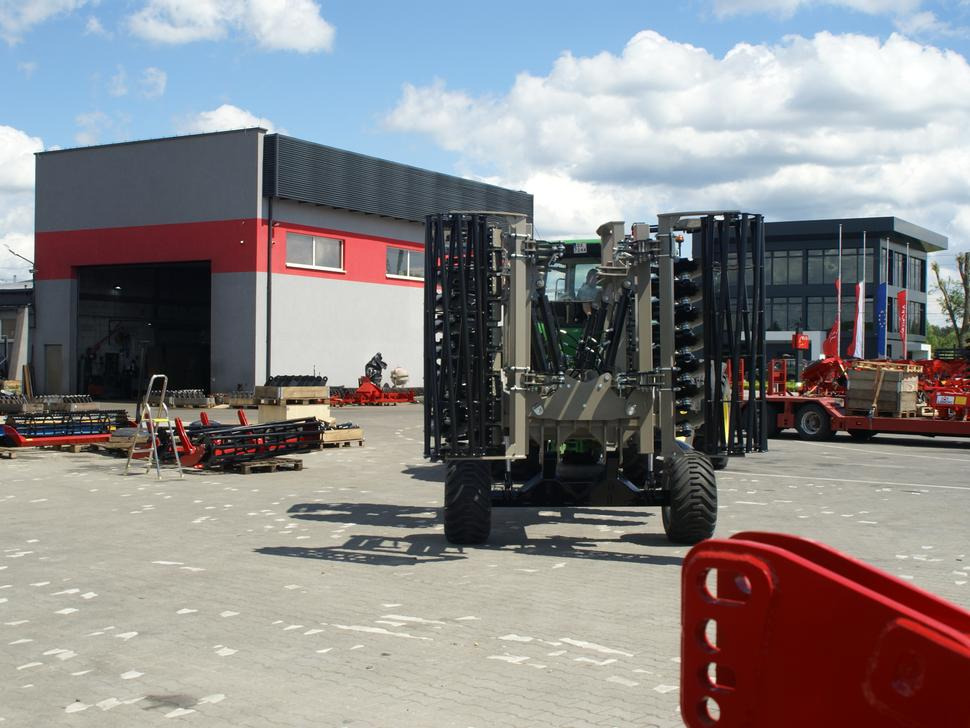 ROLEX Hydraulische Scheibenegge / Hydraulic discs harrow / Dechaumeur à disques / Erpice a dischi / Гидравлическая дисковая борона / Brona talerzowa hydraulicznie składana ciężka 4 m - Ketasäke: pilt 5 ROLEX Hydraulische Scheibenegge / Hydraulic discs harrow / Dechaumeur à disques / Erpice a dischi / Гидравлическая дисковая борона / Brona talerzowa hydraulicznie składana ciężka 4 m - Ketasäke: pilt 5