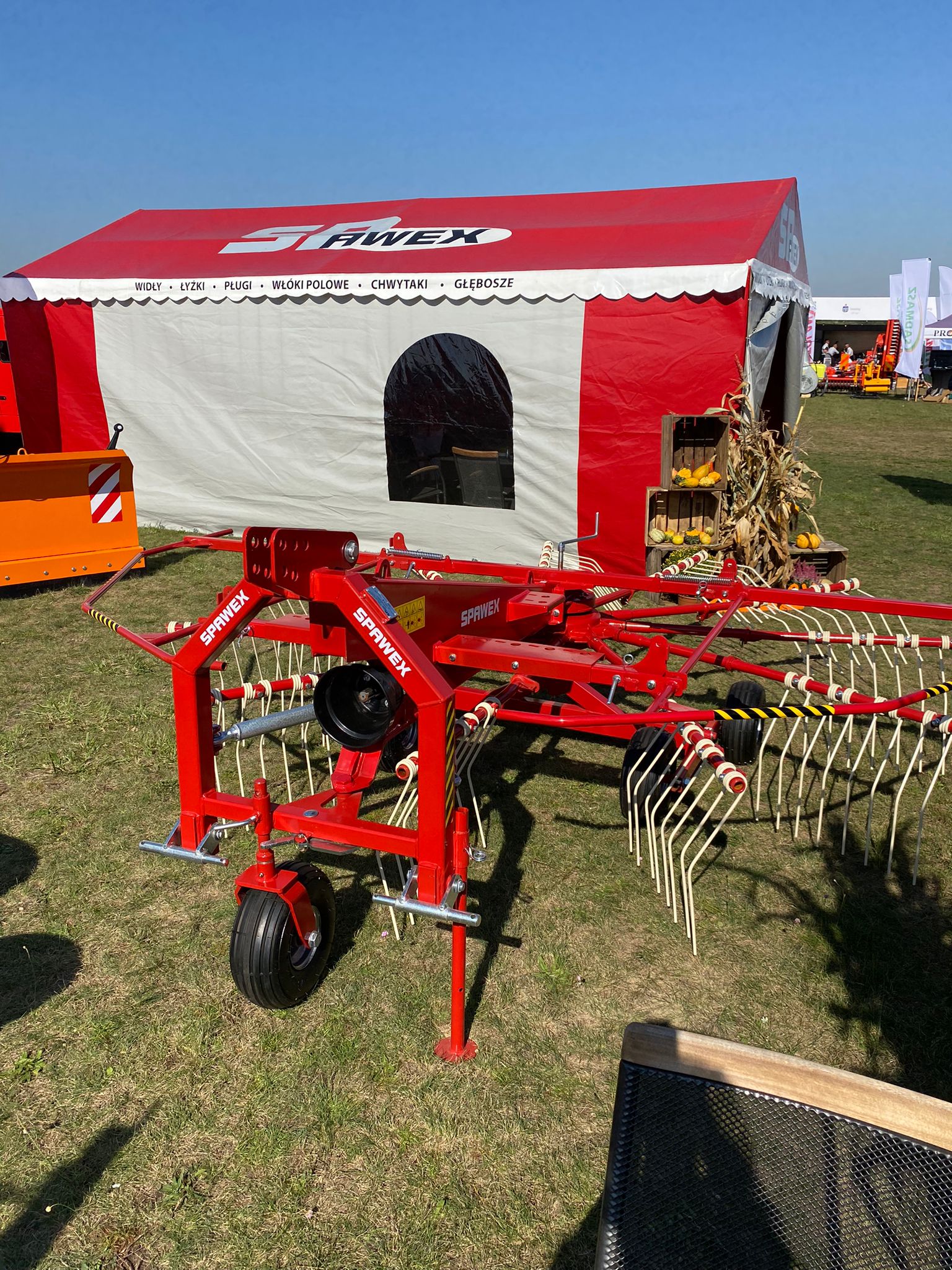 Spawex Kreiselschwader / Rake / Andaineur / Rastrillo / Rastrello / Zgrabiarka 4,5 m - Kaarutaja/ Reha: pilt 3 Spawex Kreiselschwader / Rake / Andaineur / Rastrillo / Rastrello / Zgrabiarka 4,5 m - Kaarutaja/ Reha: pilt 3