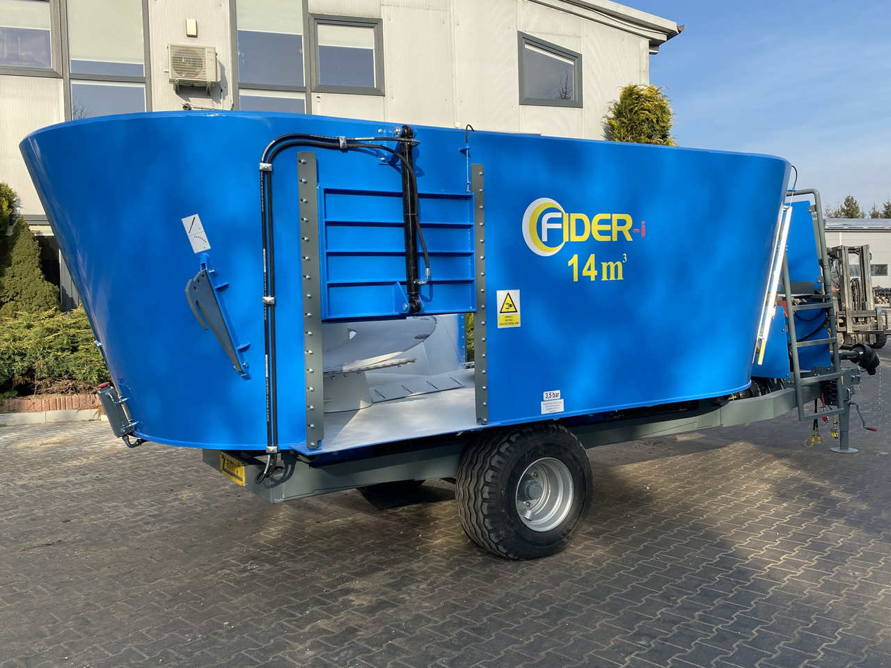 ZAMET Futtermischwagen / Feed mixer / Melangeuse / Carro miscelatore / Vagoneta 2 sinfines / Кормораздатчик 2 шнека / Wóz paszowy 14 m3 - Söödasegamisvanker: pilt 4 ZAMET Futtermischwagen / Feed mixer / Melangeuse / Carro miscelatore / Vagoneta 2 sinfines / Кормораздатчик 2 шнека / Wóz paszowy 14 m3 - Söödasegamisvanker: pilt 4