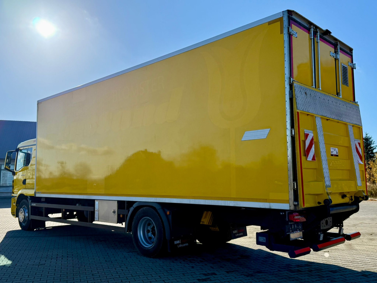 MAN 18.320 / IZOTERMA / GRZANA / WINDA / 20 EUROPALET / AUTOMAT / 170 TYŚ KM / 2021 R / SYPIALKA / CAŁY NA PODUSZKACH / SPROWADZONY / JAK NOWY - Isotermiline furgoon: pilt 3 MAN 18.320 / IZOTERMA / GRZANA / WINDA / 20 EUROPALET / AUTOMAT / 170 TYŚ KM / 2021 R / SYPIALKA / CAŁY NA PODUSZKACH / SPROWADZONY / JAK NOWY - Isotermiline furgoon: pilt 3