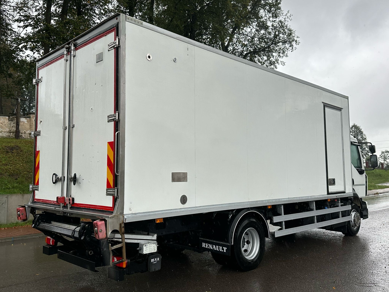 RENAULT D 14 / 240 / CHŁODNIA / WINDA / 16 EUROPALET / 6.7 M DŁUGOŚCI / BI-TEMPERATURA / CARRIER SUPRA 850 - Külmutiga veoauto: pilt 3 RENAULT D 14 / 240 / CHŁODNIA / WINDA / 16 EUROPALET / 6.7 M DŁUGOŚCI / BI-TEMPERATURA / CARRIER SUPRA 850 - Külmutiga veoauto: pilt 3