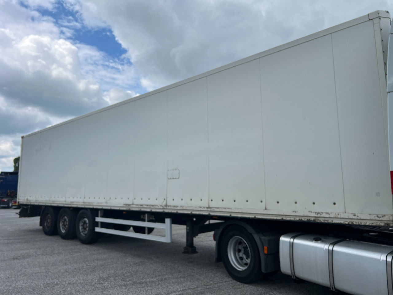 Kögel 2x lift axle, SAF disc - Furgoonpoolhaagis: pilt 2 Kögel 2x lift axle, SAF disc - Furgoonpoolhaagis: pilt 2
