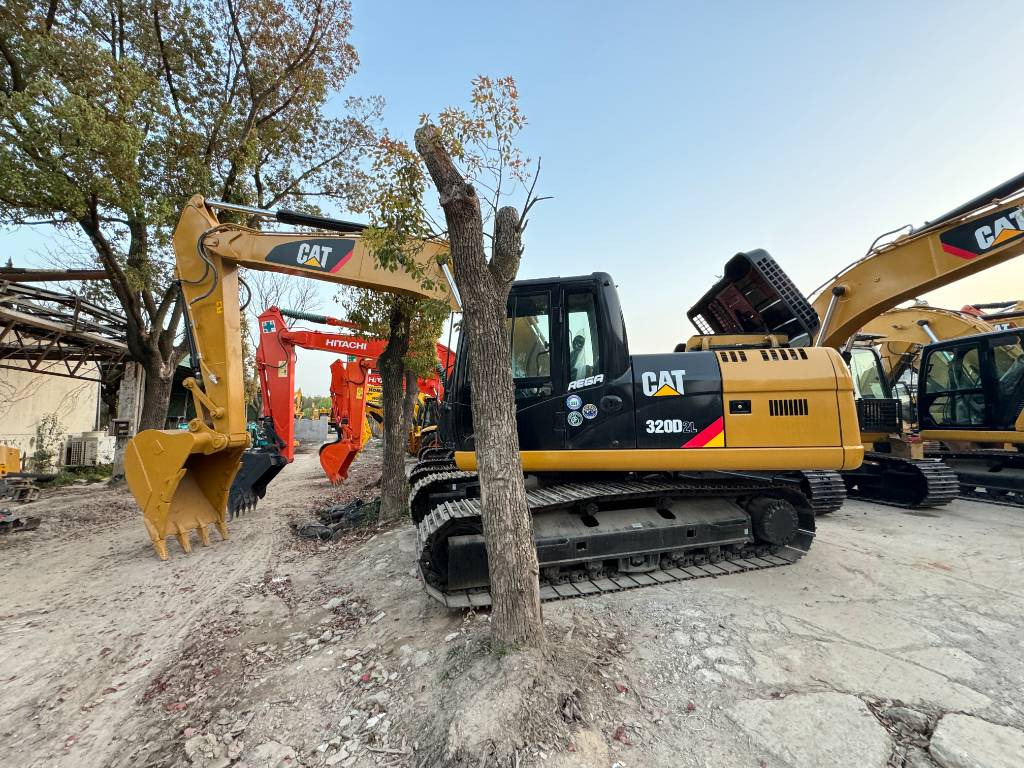 CAT 320D2L - Lintekskavaator: pilt 2 CAT 320D2L - Lintekskavaator: pilt 2