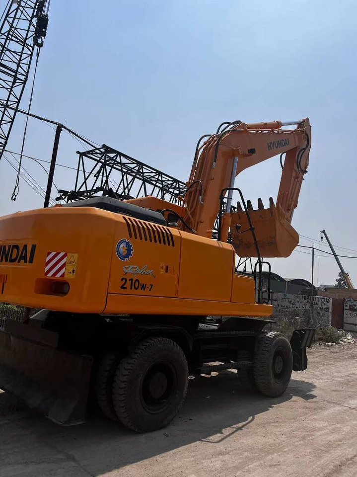 Ratastel ekskavaator Hyundai 210W-7: pilt 12