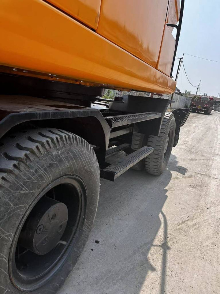 Ratastel ekskavaator Hyundai 210W-7: pilt 11