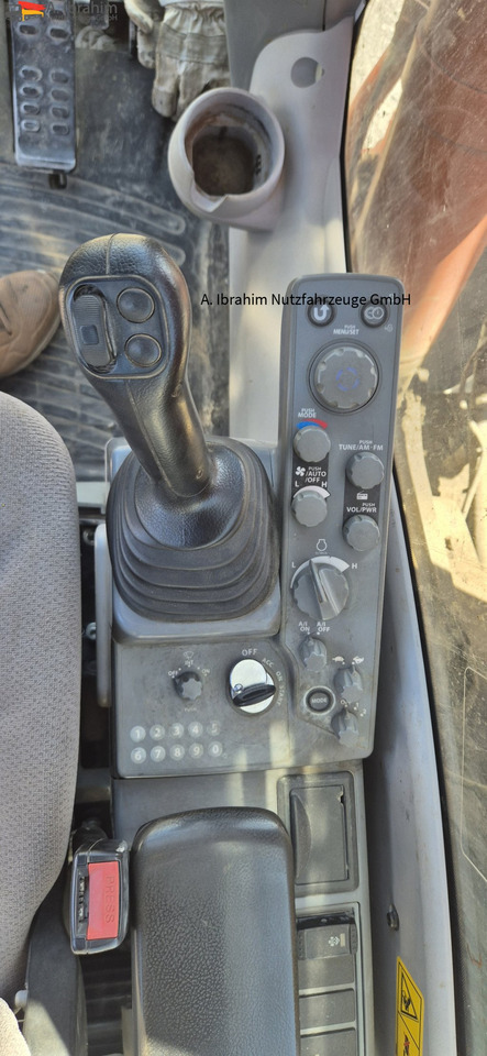 Hitachi ZX 300LCN-6 Schaden imHeckbereich, läuft aber !! 8125 h - Lintekskavaator: pilt 5 Hitachi ZX 300LCN-6 Schaden imHeckbereich, läuft aber !! 8125 h - Lintekskavaator: pilt 5