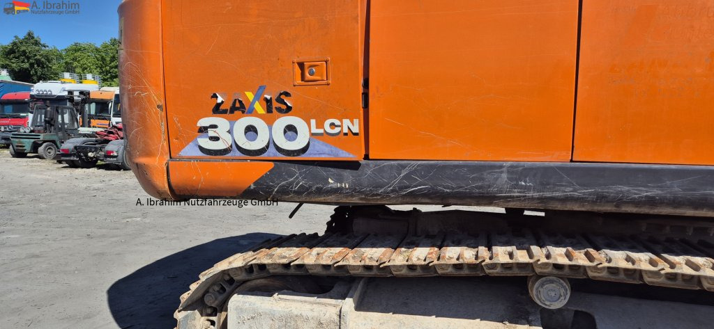 Hitachi ZX 300LCN-6 Schaden imHeckbereich, läuft aber !! 8125 h - Lintekskavaator: pilt 3 Hitachi ZX 300LCN-6 Schaden imHeckbereich, läuft aber !! 8125 h - Lintekskavaator: pilt 3