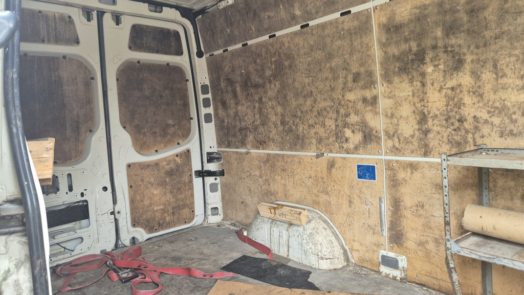 VW Crafter 2.5 Diesel Rost ja, technisch super, HU neu 01 2025 - Kaubik: pilt 4 VW Crafter 2.5 Diesel Rost ja, technisch super, HU neu 01 2025 - Kaubik: pilt 4