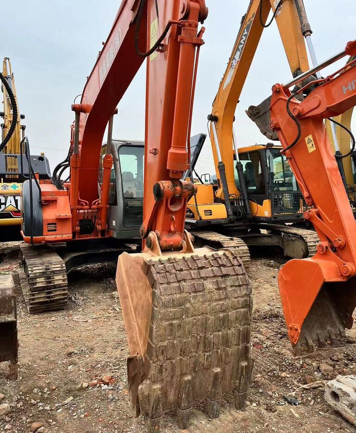Hitachi ZX135 - Lintekskavaator: pilt 1 Hitachi ZX135 - Lintekskavaator: pilt 1
