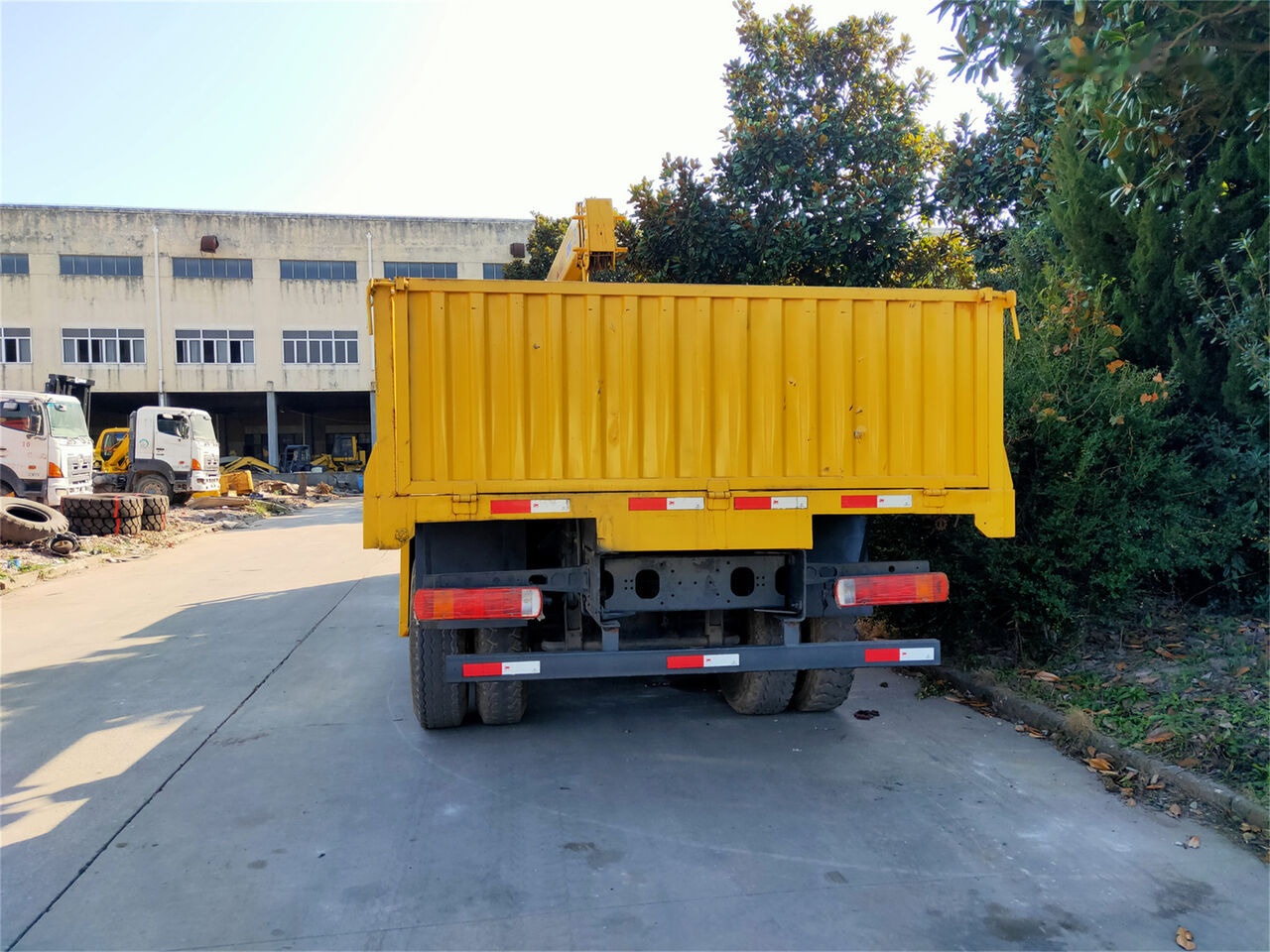 Howo 375 - Kallurauto, Kraanaga veoauto: pilt 2 Howo 375 - Kallurauto, Kraanaga veoauto: pilt 2