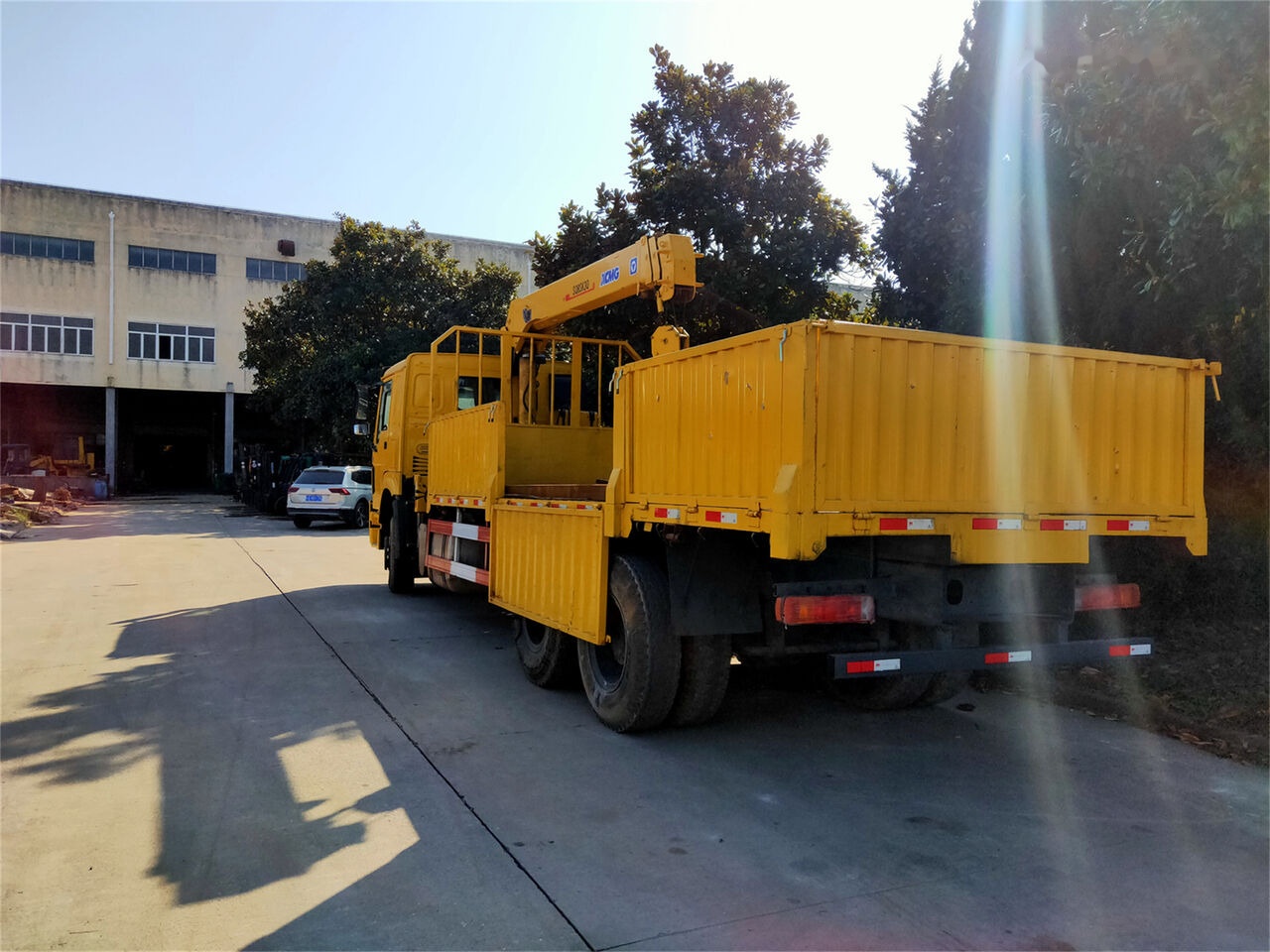 Howo 375 - Kallurauto, Kraanaga veoauto: pilt 1 Howo 375 - Kallurauto, Kraanaga veoauto: pilt 1