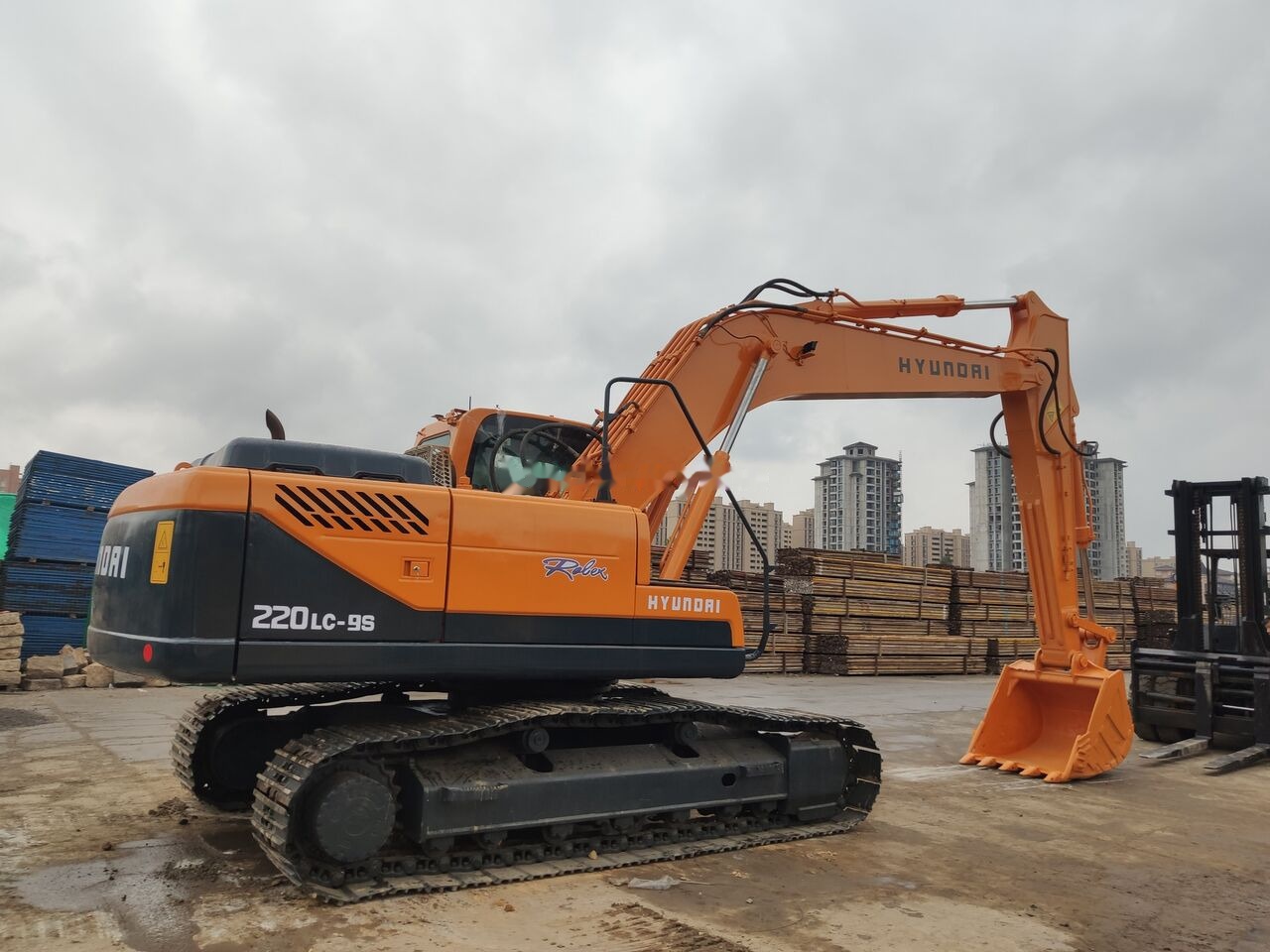 Hyundai R220LC-9s - Lintekskavaator: pilt 2 Hyundai R220LC-9s - Lintekskavaator: pilt 2