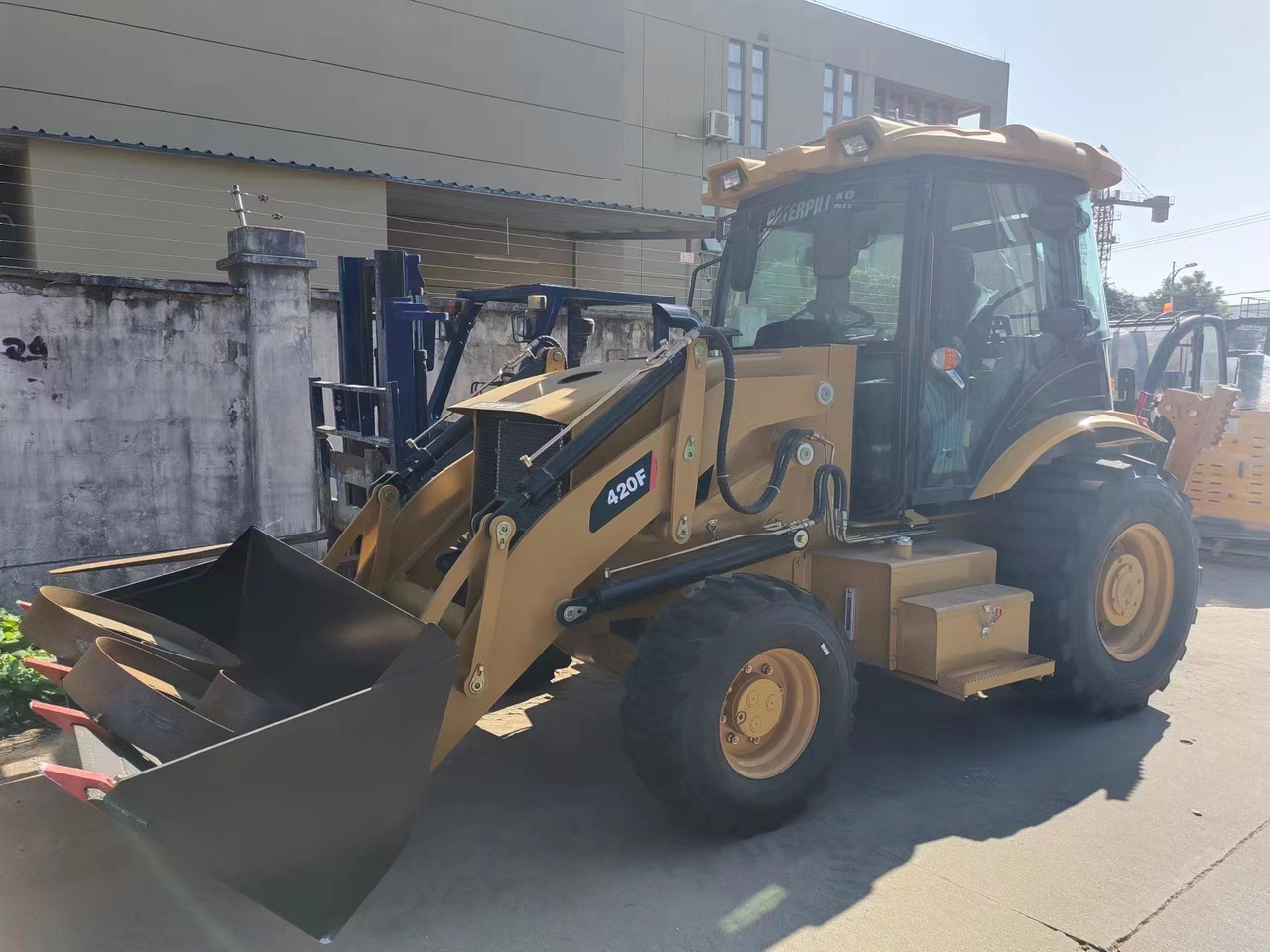 CATERPILLAR 420F - Ekskavaator-laadur: pilt 3 CATERPILLAR 420F - Ekskavaator-laadur: pilt 3
