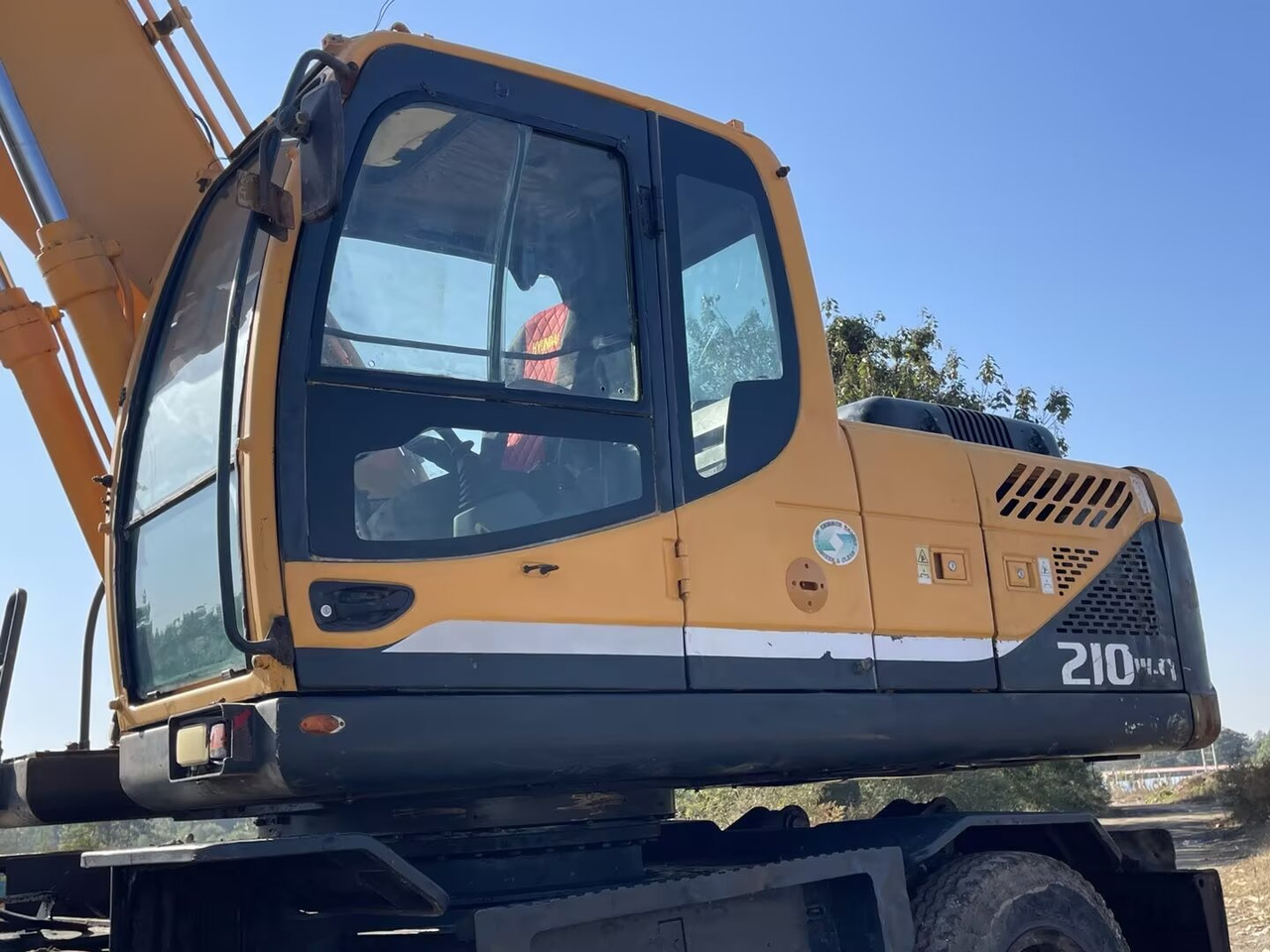 HYUNDAI 210W-9 - Ratastel ekskavaator: pilt 4 HYUNDAI 210W-9 - Ratastel ekskavaator: pilt 4