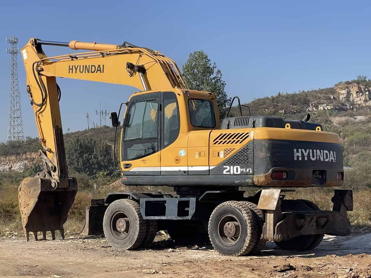 HYUNDAI 210W-9 - Ratastel ekskavaator: pilt 1 HYUNDAI 210W-9 - Ratastel ekskavaator: pilt 1