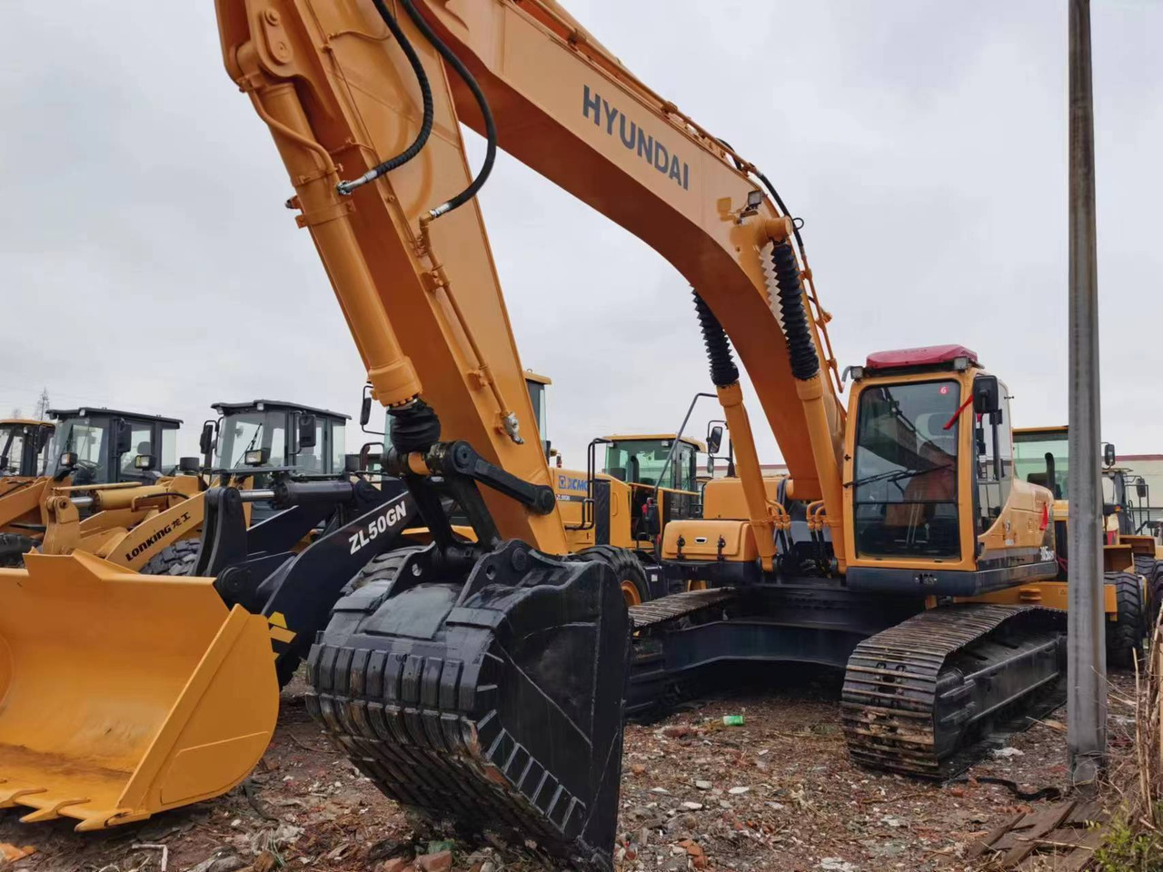 HYUNDAI 305LC-9T 220LC-9S - Lintekskavaator: pilt 1 HYUNDAI 305LC-9T 220LC-9S - Lintekskavaator: pilt 1