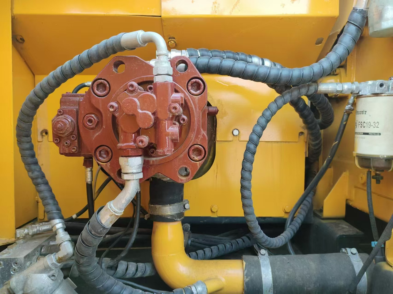 HYUNDAI R220LC-9S - Lintekskavaator: pilt 5 HYUNDAI R220LC-9S - Lintekskavaator: pilt 5