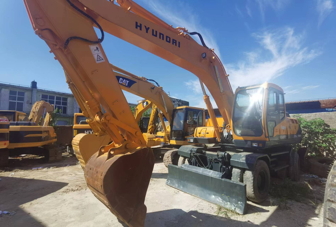 HYUNDAI ROBEX 210W-9 - Ratastel ekskavaator: pilt 1 HYUNDAI ROBEX 210W-9 - Ratastel ekskavaator: pilt 1