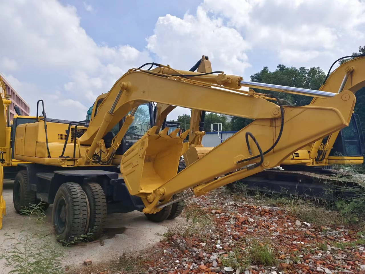 KOMATSU PC130 - Ratastel ekskavaator: pilt 2 KOMATSU PC130 - Ratastel ekskavaator: pilt 2
