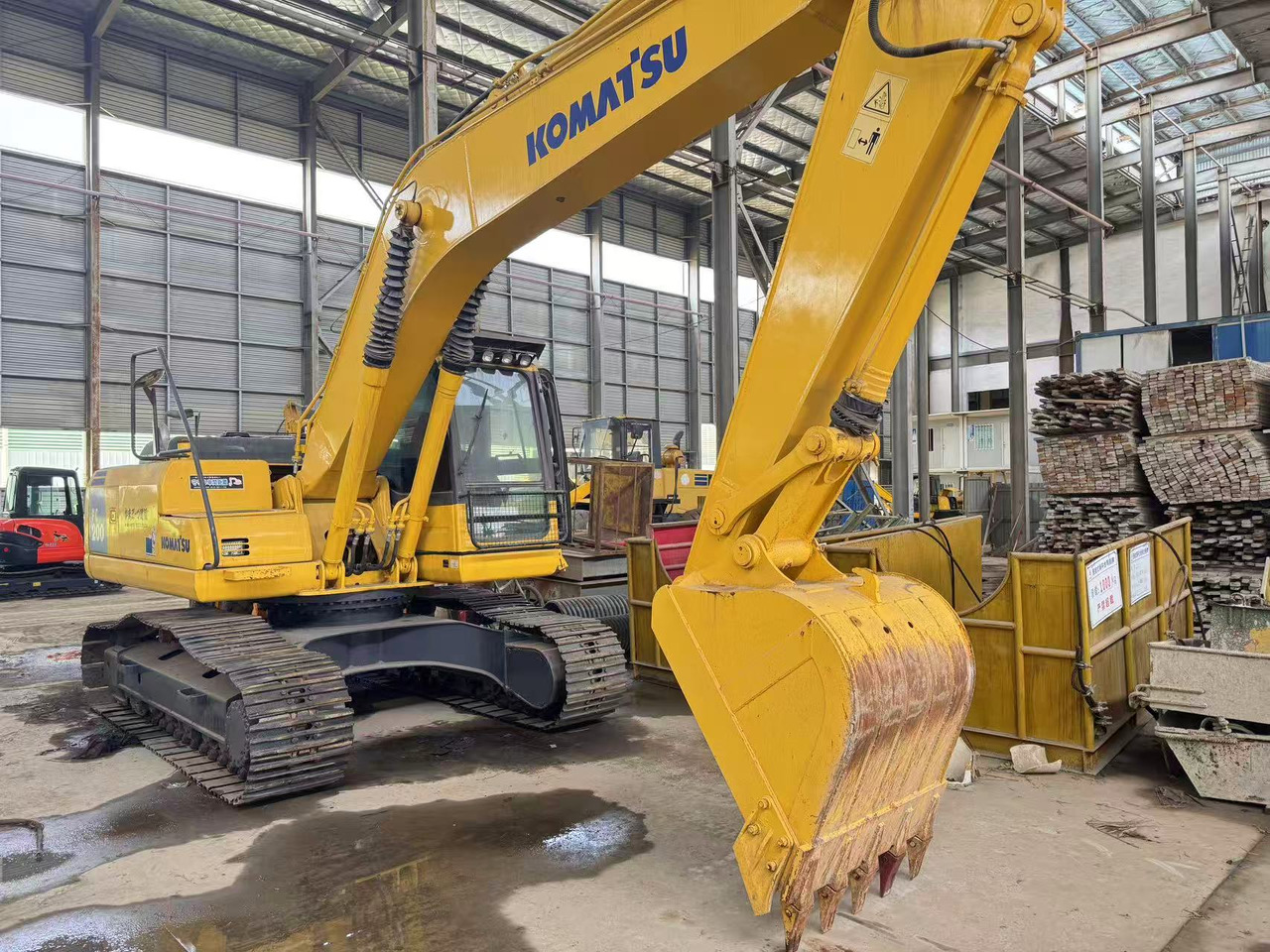 KOMATSU PC200-8 - Lintekskavaator: pilt 1 KOMATSU PC200-8 - Lintekskavaator: pilt 1