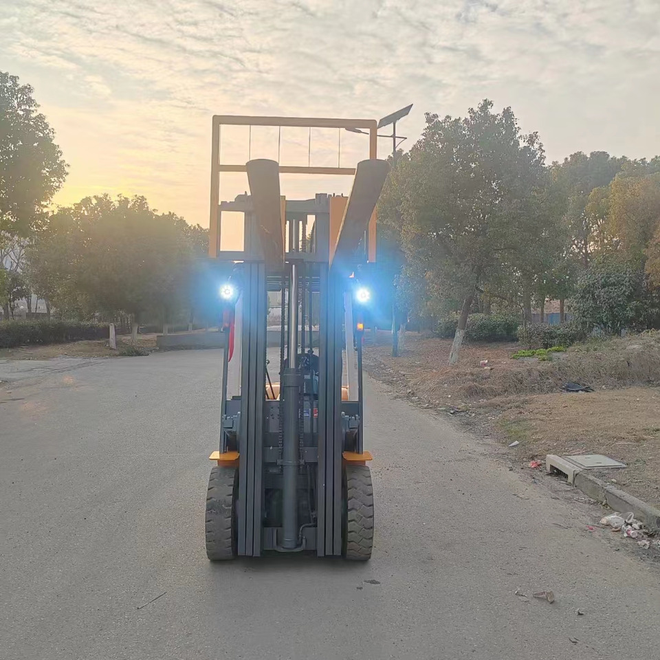 TCM FD30 diesel ISUZU engine forklift from Japan - Diiseltõstuk: pilt 4 TCM FD30 diesel ISUZU engine forklift from Japan - Diiseltõstuk: pilt 4