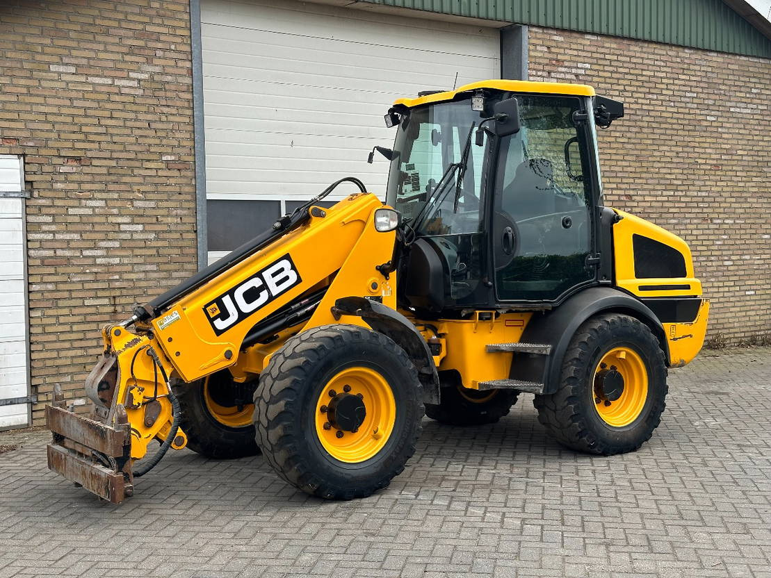 JCB TM220 SV A - Teleskooprataslaadur: pilt 2 JCB TM220 SV A - Teleskooprataslaadur: pilt 2