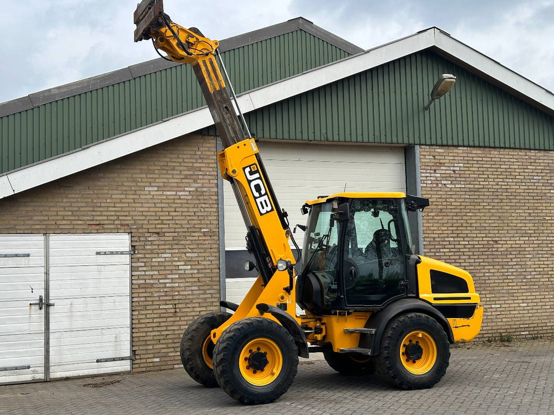 JCB TM220 SV A - Teleskooprataslaadur: pilt 4 JCB TM220 SV A - Teleskooprataslaadur: pilt 4