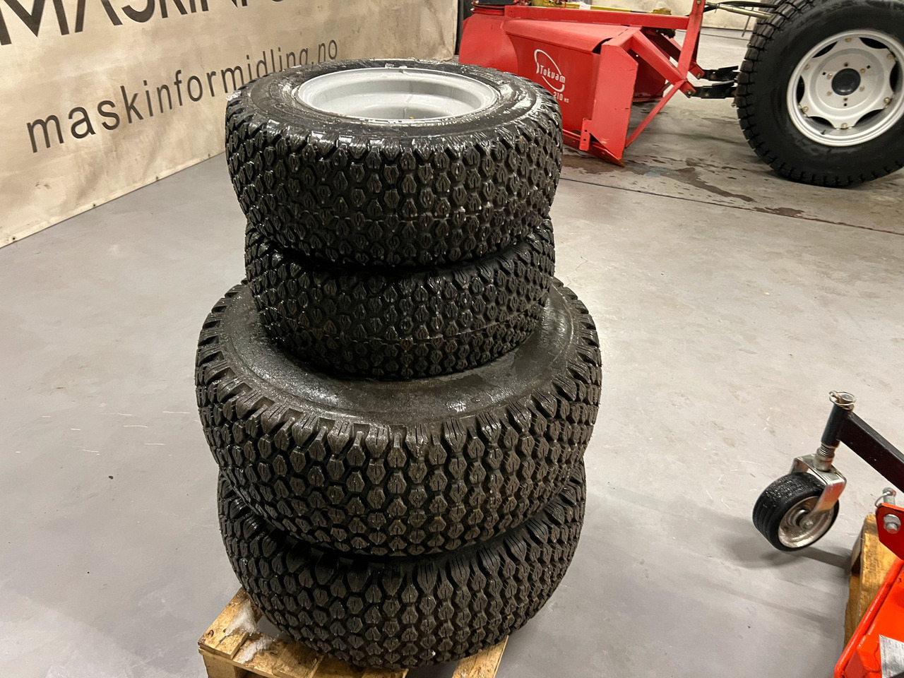 Dekk passer Massey Ferguson 1525 - Rehvid ja veljed - Traktor: pilt 1 Dekk passer Massey Ferguson 1525 - Rehvid ja veljed - Traktor: pilt 1