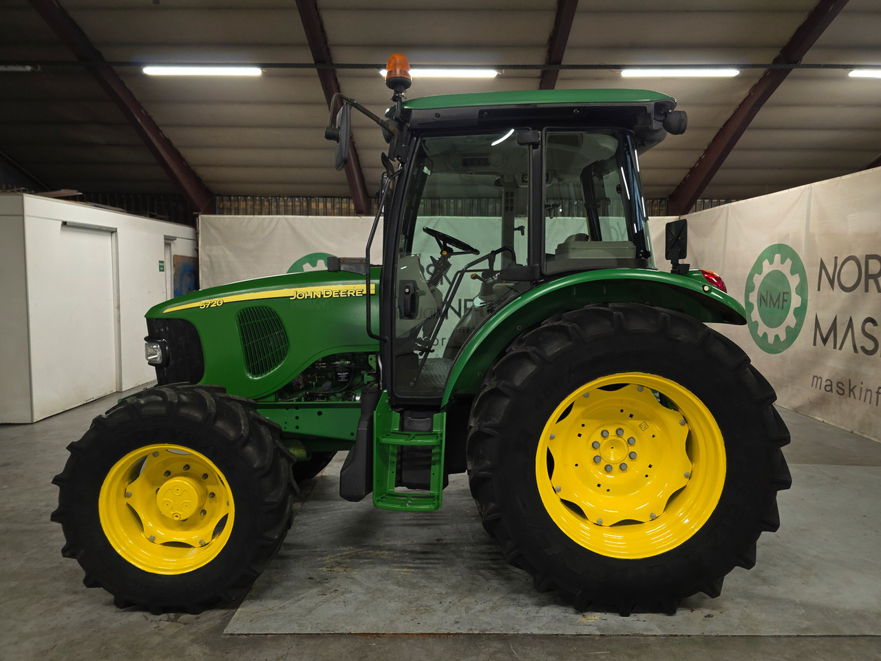 John Deere 5720 - Traktor: pilt 2 John Deere 5720 - Traktor: pilt 2
