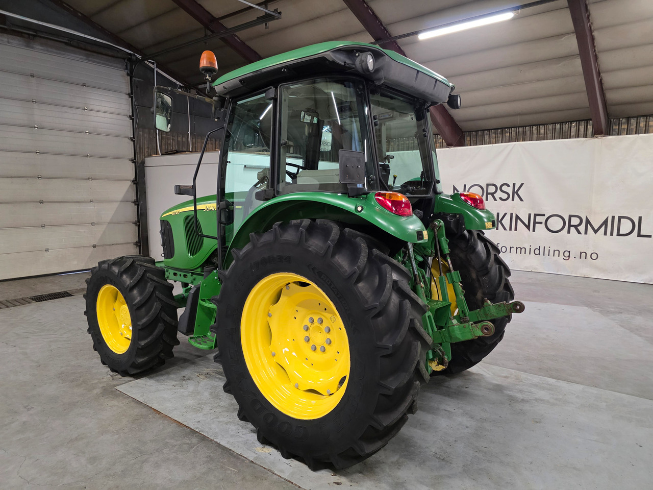 John Deere 5720 - Traktor: pilt 4 John Deere 5720 - Traktor: pilt 4
