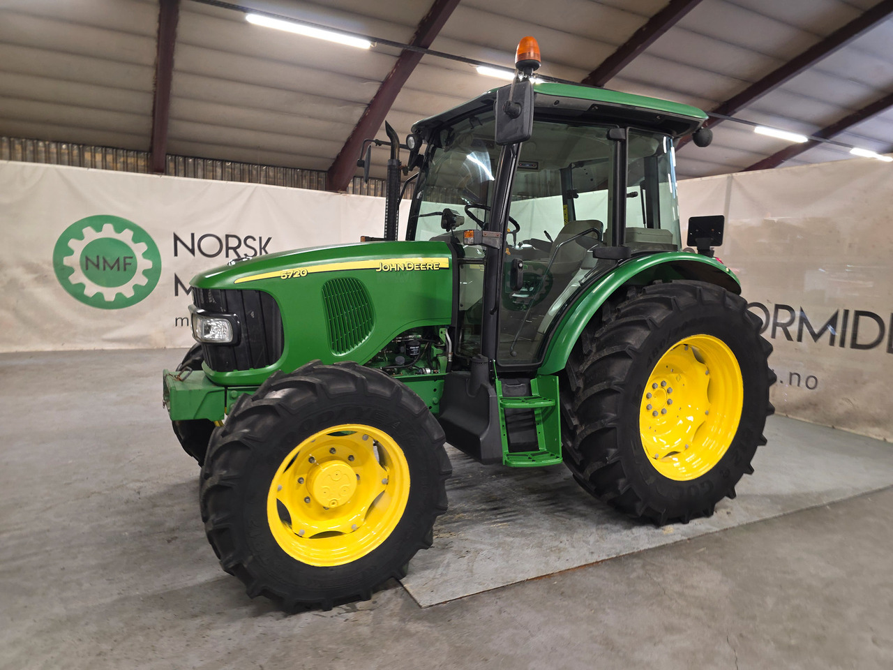 John Deere 5720 - Traktor: pilt 1 John Deere 5720 - Traktor: pilt 1