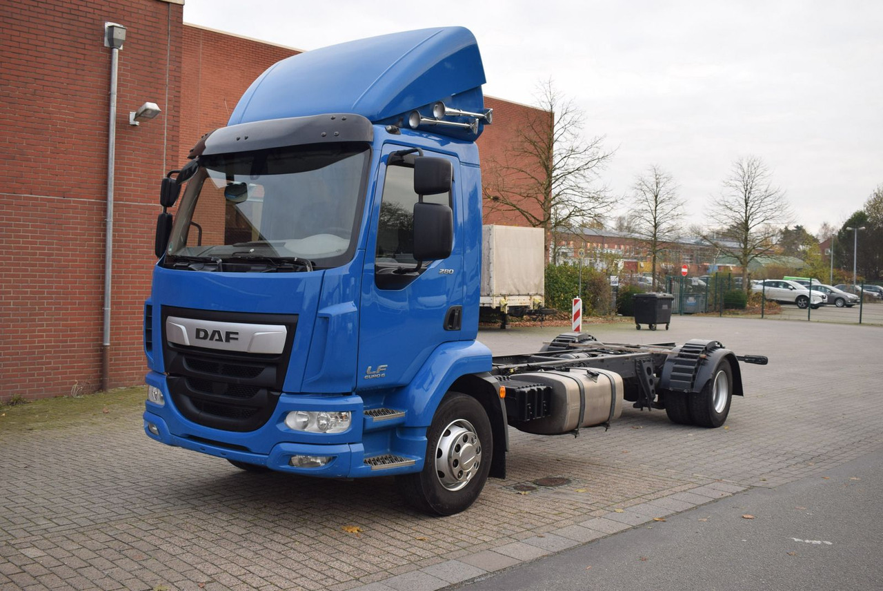 DAF LF 280 Fahrgestell Klima Navi 8-Gang ACC AHK - Kabiinišassiiga veoauto: pilt 1 DAF LF 280 Fahrgestell Klima Navi 8-Gang ACC AHK - Kabiinišassiiga veoauto: pilt 1