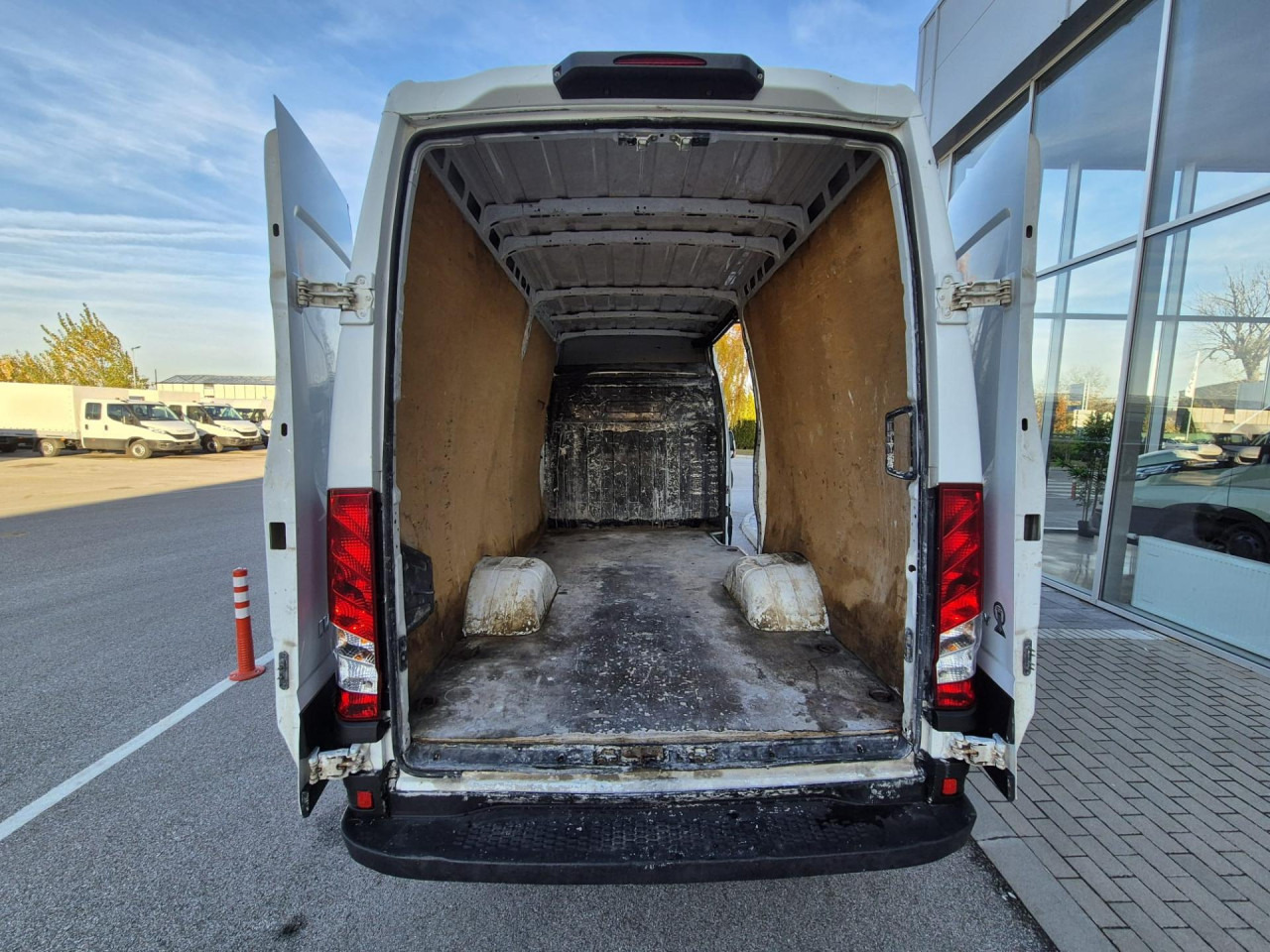 IVECO DAILY35C13V12m3 - Mikrobuss: pilt 5 IVECO DAILY35C13V12m3 - Mikrobuss: pilt 5