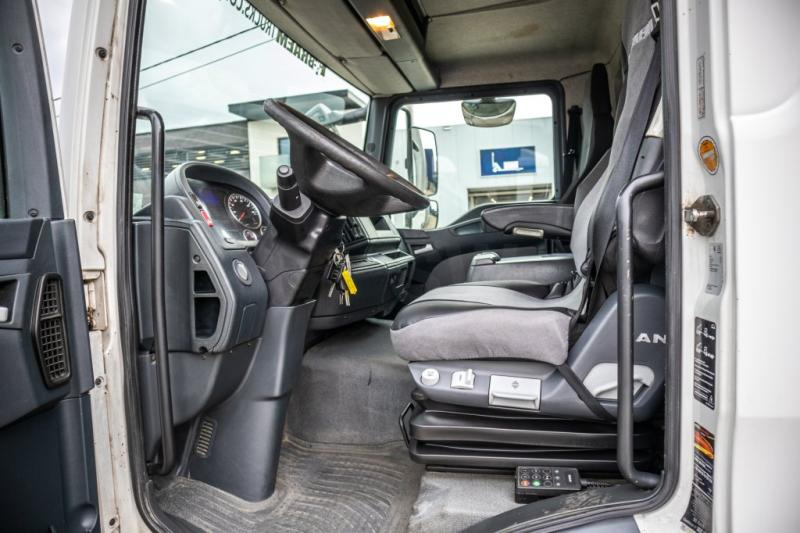 Interior photo 1: Kasti veoauto MAN TGL 12.220 BL+E5+HAYON