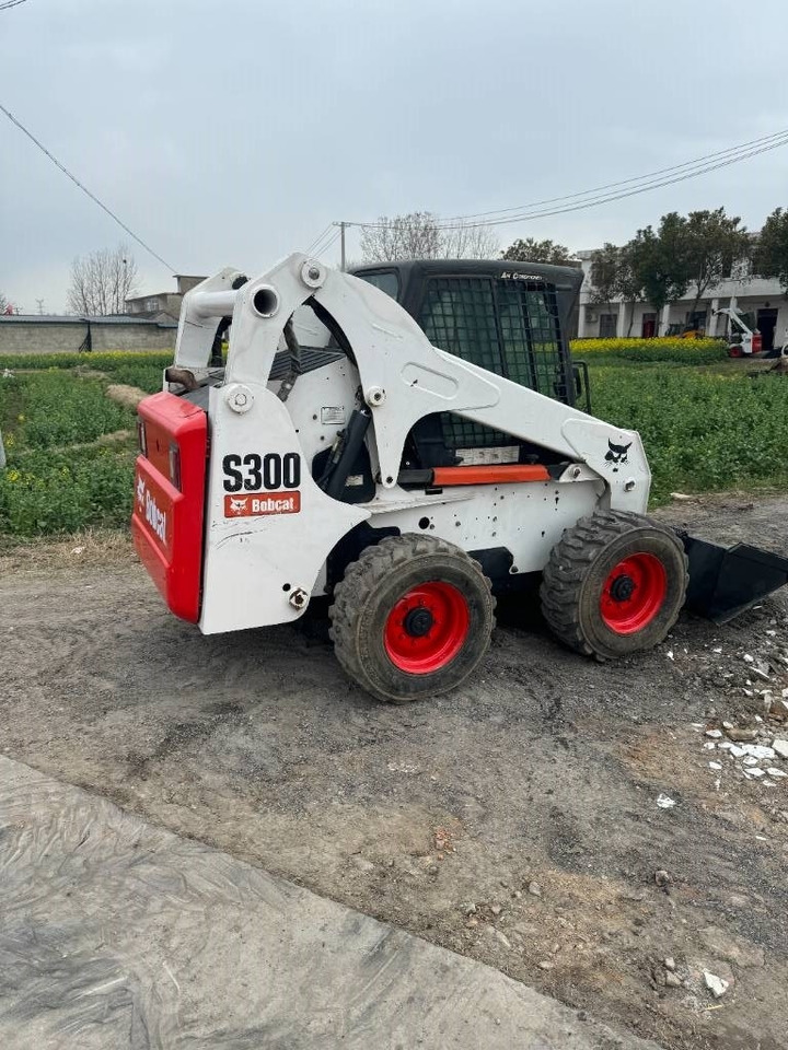 Bobcat S 300 - Kompaktlaadur: pilt 1 Bobcat S 300 - Kompaktlaadur: pilt 1