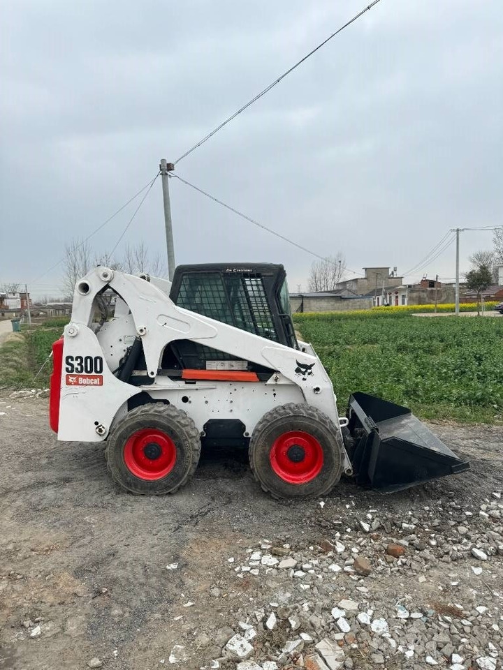 Bobcat S 300 - Kompaktlaadur: pilt 1 Bobcat S 300 - Kompaktlaadur: pilt 1