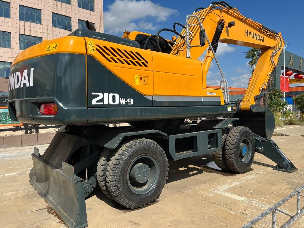 Hyundai R210W - Ratastel ekskavaator: pilt 1 Hyundai R210W - Ratastel ekskavaator: pilt 1