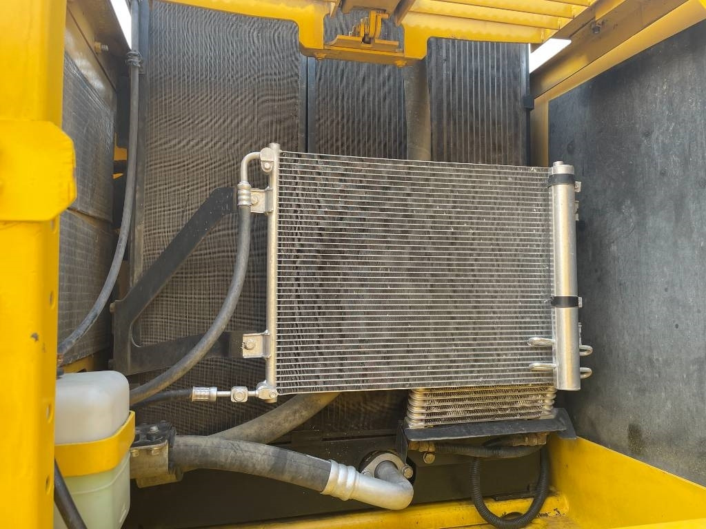 Komatsu PC 200-8 - Lintekskavaator: pilt 5 Komatsu PC 200-8 - Lintekskavaator: pilt 5