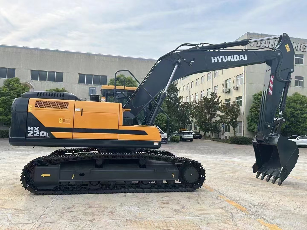 HYUNDAI HX220L - Lintekskavaator: pilt 2 HYUNDAI HX220L - Lintekskavaator: pilt 2