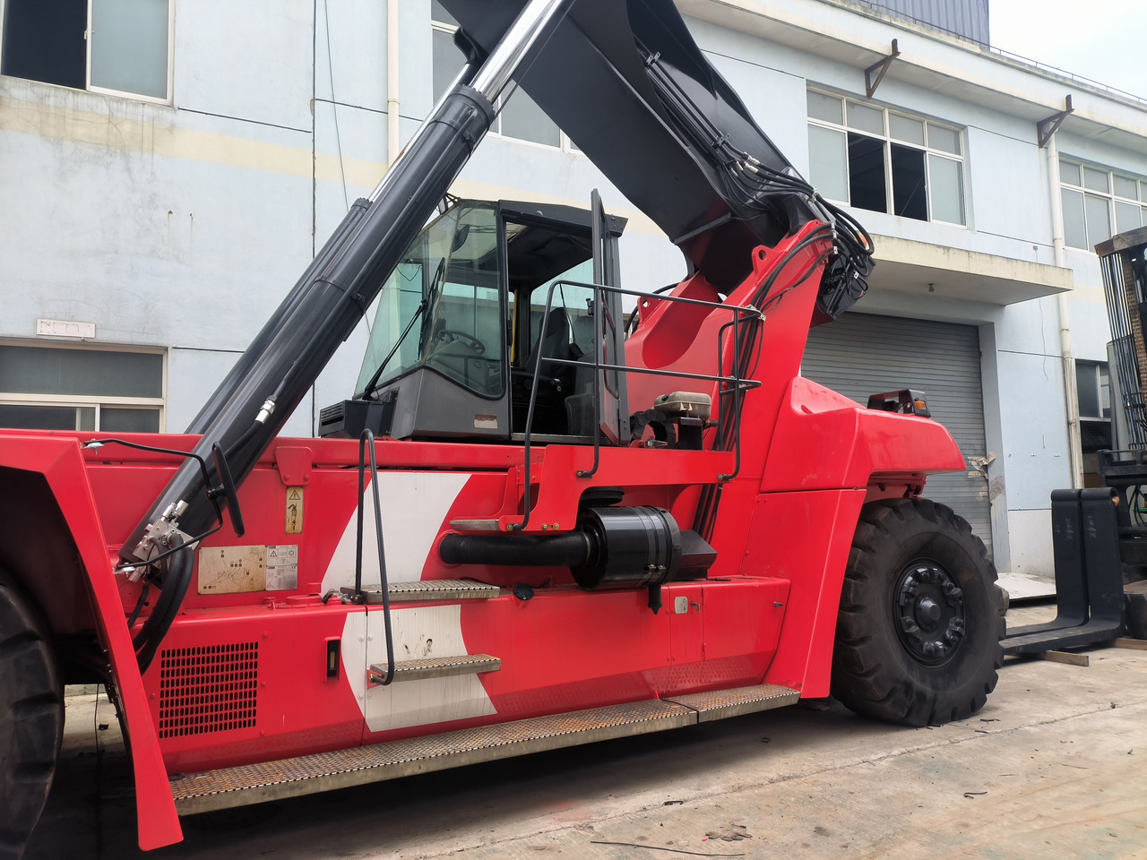 Kalmar DRF450 Used Reach stacker/Container forklift - Lükandvirnastaja: pilt 3 Kalmar DRF450 Used Reach stacker/Container forklift - Lükandvirnastaja: pilt 3