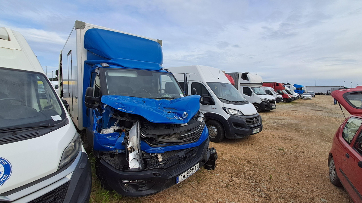 IVECO DAILY KONTENER Z WINDĄ - Kasti veoauto: pilt 1 IVECO DAILY KONTENER Z WINDĄ - Kasti veoauto: pilt 1