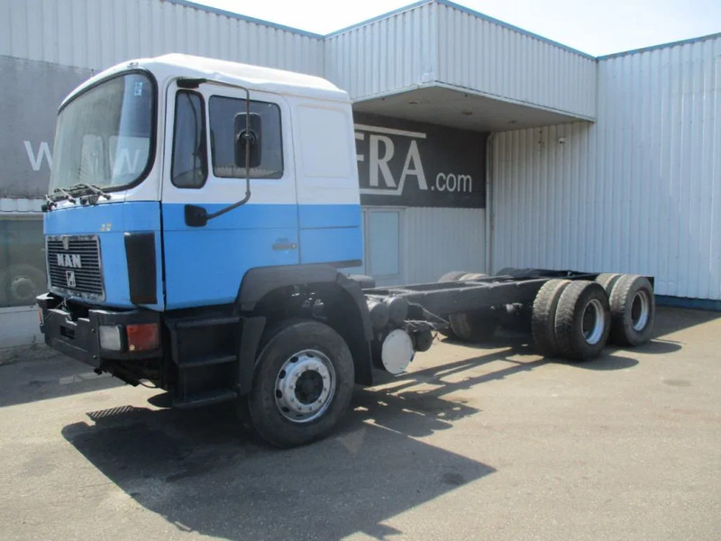 MAN 26.402 25.402 , ZF manual , 6x4 , Sping suspension - Kabiinišassiiga veoauto: pilt 1 MAN 26.402 25.402 , ZF manual , 6x4 , Sping suspension - Kabiinišassiiga veoauto: pilt 1