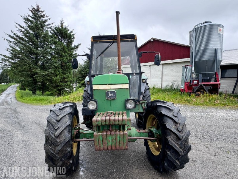 1981 John Deere 2040 - 4x4 - Hydraulisk toppstag og Triangel - 2 kjettinger - Traktor: pilt 2 1981 John Deere 2040 - 4x4 - Hydraulisk toppstag og Triangel - 2 kjettinger - Traktor: pilt 2
