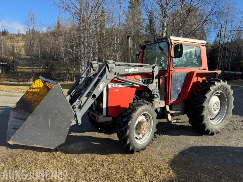 1982 Massey Ferguson MF 590-4 Turbo med Trima laster og skuffe - Traktor: pilt 1 1982 Massey Ferguson MF 590-4 Turbo med Trima laster og skuffe - Traktor: pilt 1