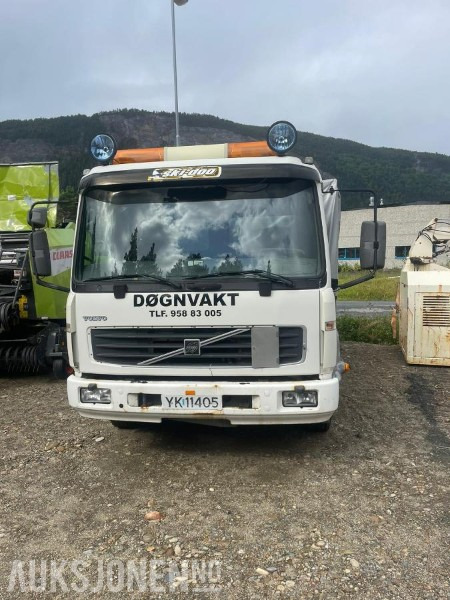 2000 Volvo FL 608 - Verkstedbil med kompressor som drives av en bensinmotor. - Madelveok/ Platvormveok: pilt 2 2000 Volvo FL 608 - Verkstedbil med kompressor som drives av en bensinmotor. - Madelveok/ Platvormveok: pilt 2