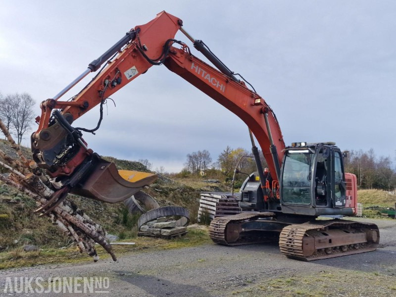 2009 Hitachi ZX225USLC-3 Beltegraver m/GPS/Rototilt med klype/3 skuffer, 12800 timer - Ekskavaator: pilt 1 2009 Hitachi ZX225USLC-3 Beltegraver m/GPS/Rototilt med klype/3 skuffer, 12800 timer - Ekskavaator: pilt 1