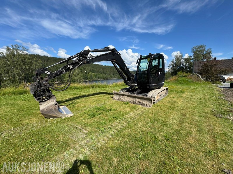 2013 JCB JS8085 gravemaskin på belter med sentralsmøring / tiltrotator / 2 stk skuffer / klype - Ekskavaator: pilt 1 2013 JCB JS8085 gravemaskin på belter med sentralsmøring / tiltrotator / 2 stk skuffer / klype - Ekskavaator: pilt 1
