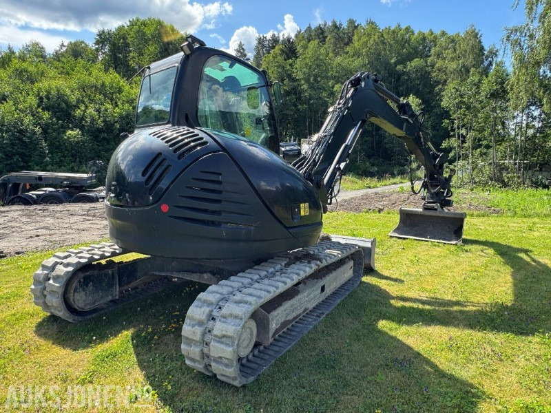 2013 JCB JS8085 gravemaskin på belter med sentralsmøring / tiltrotator / 2 stk skuffer / klype - Ekskavaator: pilt 5 2013 JCB JS8085 gravemaskin på belter med sentralsmøring / tiltrotator / 2 stk skuffer / klype - Ekskavaator: pilt 5