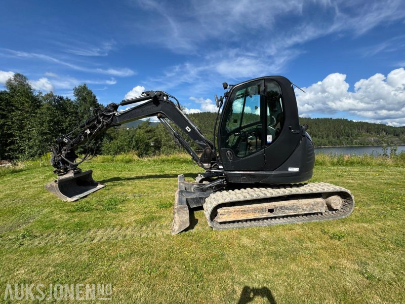 2013 JCB JS8085 gravemaskin på belter med sentralsmøring / tiltrotator / 2 stk skuffer / klype - Ekskavaator: pilt 2 2013 JCB JS8085 gravemaskin på belter med sentralsmøring / tiltrotator / 2 stk skuffer / klype - Ekskavaator: pilt 2